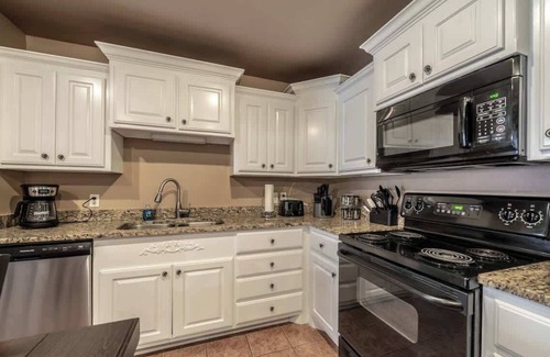 Lubbock Casa | Adobe Abode Duplex A - 4BR/3BA - South Lubbock