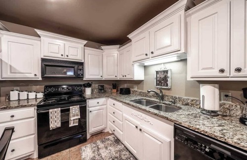Lubbock Casa | Adobe Abode Duplex B - 4BR/3BA - South Lubbock