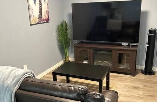 West Edmonton Apartamento | Adorable 1 bedroom basement suite with fire place