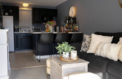 Gilford Condominio | ADORABLE 1BR w/ Beach Access~Pool View~Fireplace
