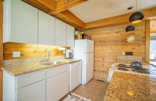 Sunriver Condominio | Charming Ranch Cabin with Deck, Loft Bunks and Private Pool Access