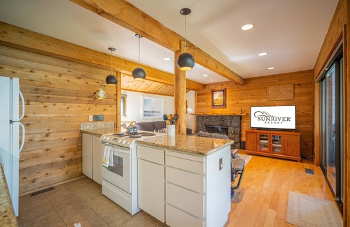 Sunriver Condominio | Charming Ranch Cabin with Deck, Loft Bunks and Private Pool Access