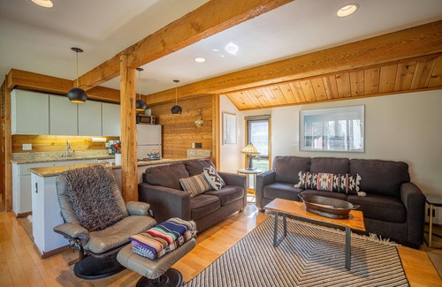 Sunriver Condominio | Charming Ranch Cabin with Deck, Loft Bunks and Private Pool Access