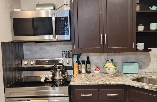 Lake Worth Apartamento | Adorable 2-bedroom guesthouse with free parking
