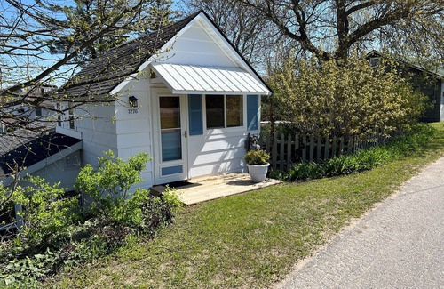Beulah Casa | Adorable 2-bedroom home, 2 min walk to lake, restaurants, shops.Near SB Dunes