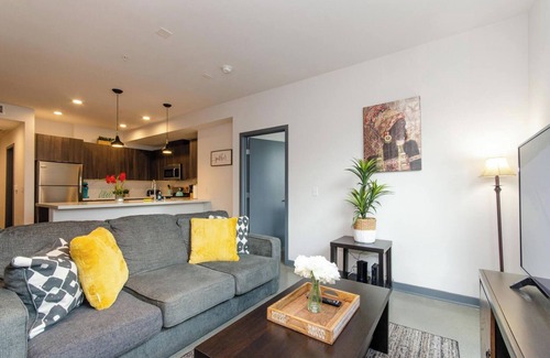 Historic Core Apartamento | Adorable 2bed Apt with balcony & Rooftop Pool with stunning city skyline views