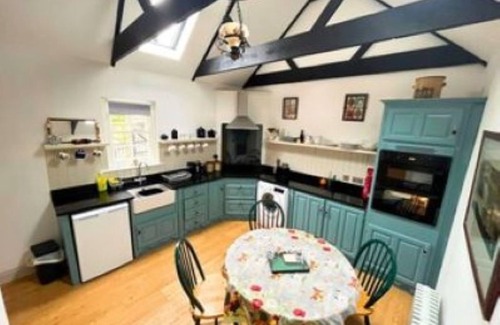 Killarney Cabaña | Adorable 3-bedroom cottage in Tiernaboul located 2.5 miles from Killarney Town