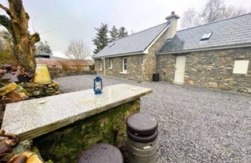 Killarney Cabaña | Adorable 3-bedroom cottage in Tiernaboul located 2.5 miles from Killarney Town