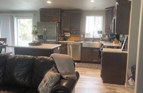 Spray Casa | Adorable 3-bedroom house in charming Spray Oregon with hot tub.