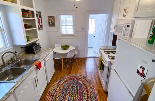 Austin Casa | ¡NUEVO LISTADO! Adorable 6th Street Bungalow