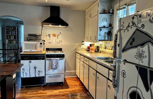 Colorado Springs Casa | Adorable Artsy Small House in Prime Location for Solo Travelers or Couples