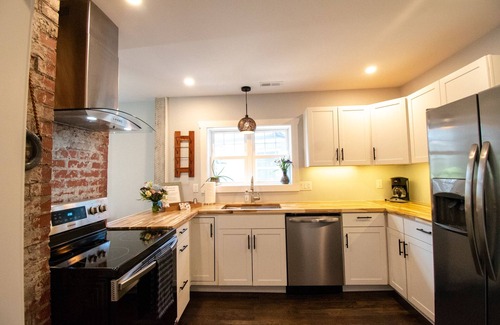 Druid Hills Casa | Adorable bungalow 1 mile from downtown Hendersonville!