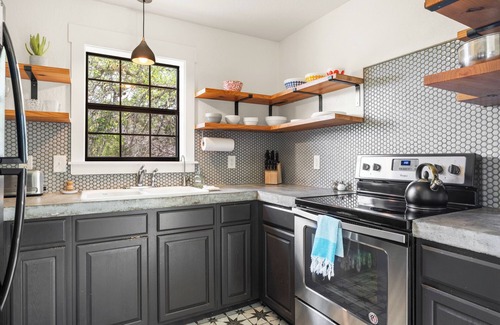Wimberley Casa | Adorable cabaña en 10 acres privados ** Bañera de hidromasaje, hoguera, hamacas, excelentes vistas **