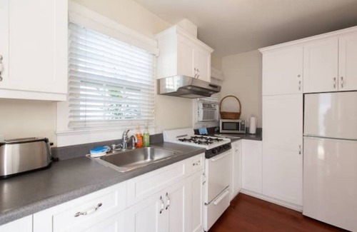 Venice Cabaña | Adorable Cape Cod Cottage, Venice Beach, LA