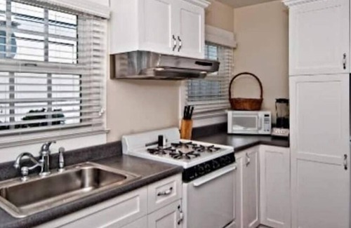 Venice Cabaña | Adorable Cape Cod Cottage, Venice Beach, LA