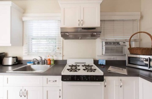 Venice Cabaña | Adorable Cape Cod Cottage, Venice Beach, LA