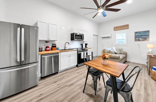 Gulfview Heights Cabaña | ADORABLE Carriage house for two! Walk to the beach! 5 minutes to the beach!