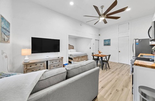 Gulfview Heights Cabaña | ADORABLE Carriage house for two! Walk to the beach! 5 minutes to the beach!