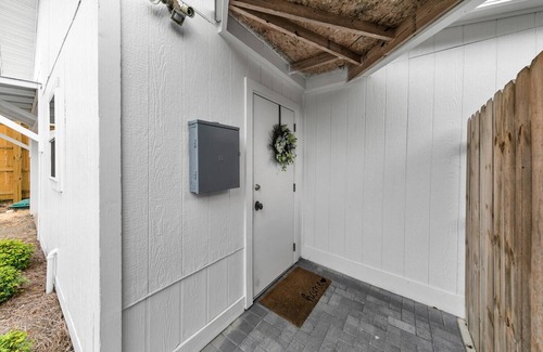 Gulfview Heights Cabaña | ADORABLE Carriage house for two! Walk to the beach! 5 minutes to the beach!