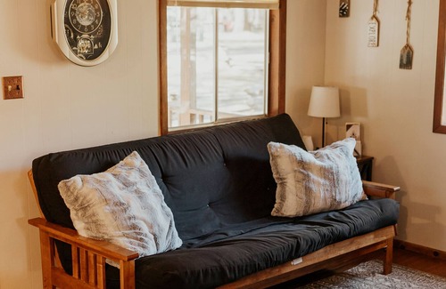 Coffee Creek Cabina | Adorable Cedar Cabin located on Coffee Creek in Trinity Alps