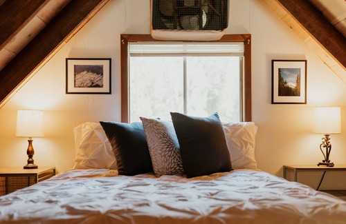 Coffee Creek Cabina | Adorable Cedar Cabin located on Coffee Creek in Trinity Alps
