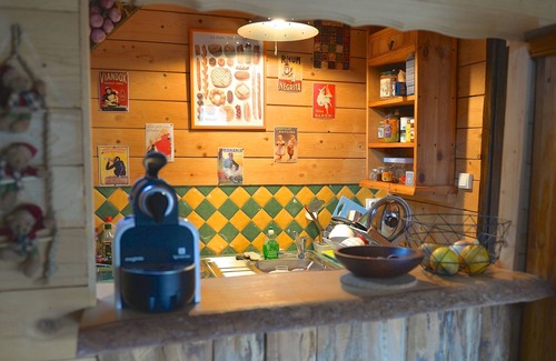 Les Lolettes Chalet De Esquí | Adorable chalet encaramado en el bosque con impresionantes vistas de la zona de esquí.