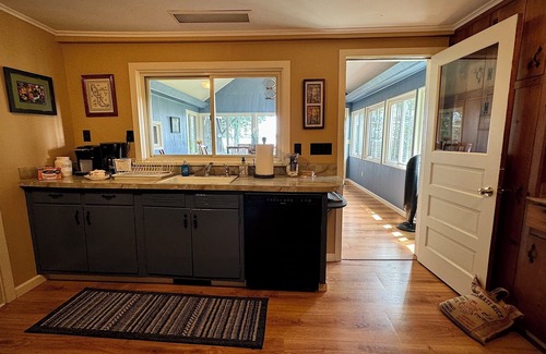 Niobe Cabaña | Adorable Chautauqua Lakefront cottage with private dock & kayaks.