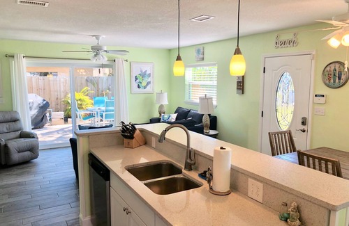 Port Canaveral Casa | Adorable -Cocoa Beach House con bloques de piscina climatizada de la playa
