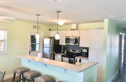 Port Canaveral Casa | Adorable -Cocoa Beach House con bloques de piscina climatizada de la playa