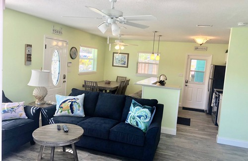 Port Canaveral Casa | Adorable -Cocoa Beach House con bloques de piscina climatizada de la playa