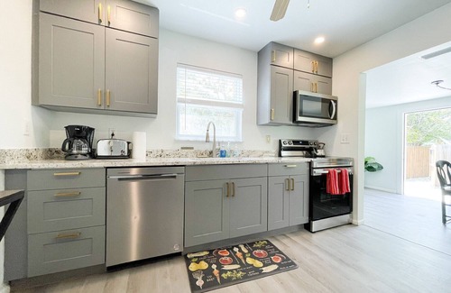 United Central Casa | Adorable Compound for 10 - including main house and 2 private studios