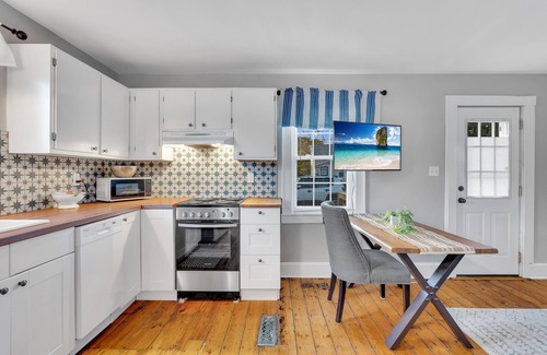 Westbrook Center Casa | Adorable Cottage, 5 min walk to water & town