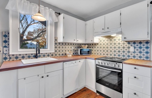 Westbrook Center Casa | Adorable Cottage, 5 min walk to water & town