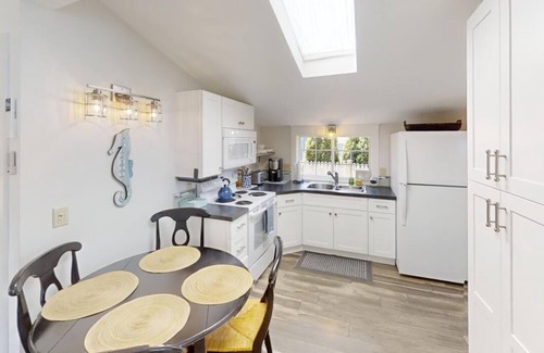 West Yarmouth Cabaña | Adorable cottage - Walk to Private Beach on Nantucket Sound!