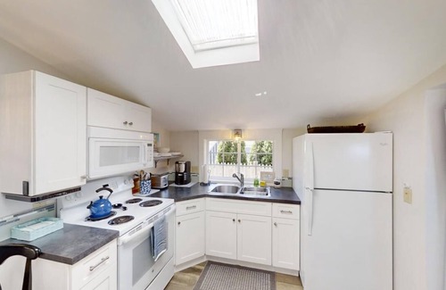 West Yarmouth Cabaña | Adorable cottage - Walk to Private Beach on Nantucket Sound!