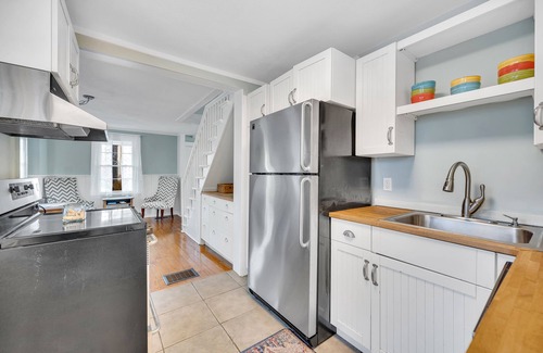 Westbrook Center Cabaña | Adorable Cottage with Cottage porch, walk to water & town