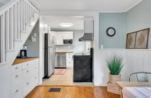 Westbrook Center Cabaña | Adorable Cottage with Cottage porch, walk to water & town