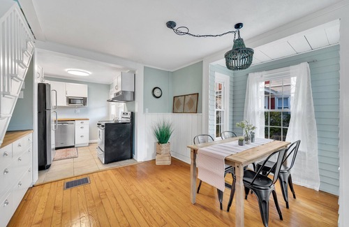 Westbrook Center Cabaña | Adorable Cottage with Cottage porch, walk to water & town