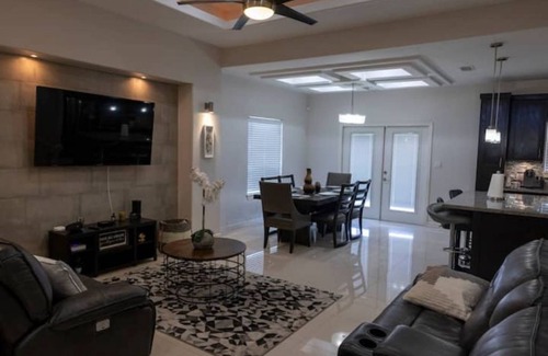 Brownsville Casa | Adorable Cozy home With POOL. 35 min to SPI or Space X!