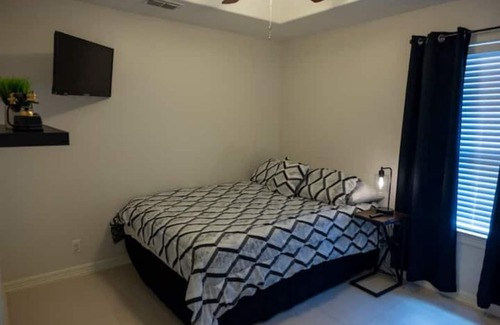 Brownsville Casa | Adorable Cozy home With POOL. 35 min to SPI or Space X!