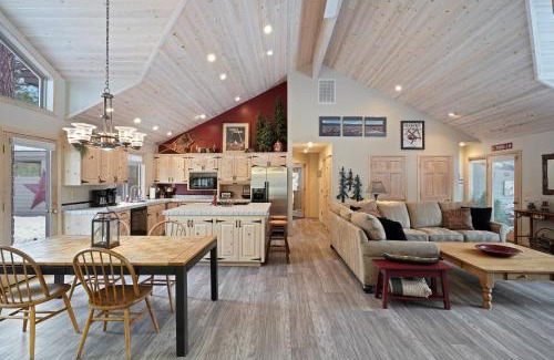 Alfalfa Casa | Adorable & Cozy Hot Tub SHARC Passes Fabulous Location 24356