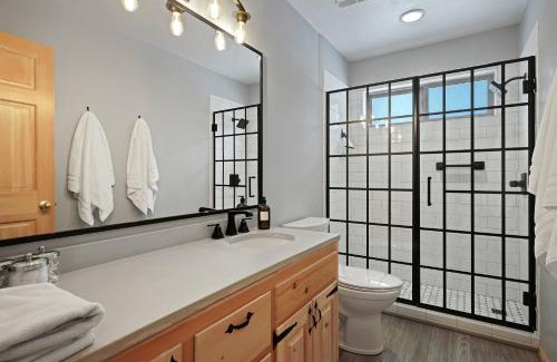 Alfalfa Casa | Adorable & Cozy Hot Tub SHARC Passes Fabulous Location 24356