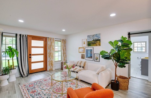 Dallas Cabaña | Adorable Dallas Cottage with Dedicated Workspace!