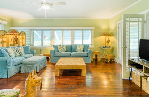Tarpon River Casa | Adorable, dog-friendly home with a large yard, AC, washer/dryer, & fast WiFi