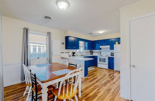 Dodds Addition Casa | Adorable dog-friendly beach home close to Rehoboth with screened porch & grill