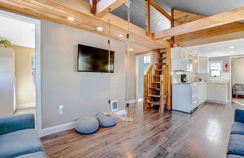 Lincoln City Casa | Adorable, dog-friendly hideaway w/ free WiFi, private washer/dryer, & firepit