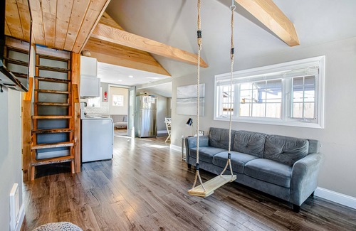 Lincoln City Casa | Adorable, dog-friendly hideaway w/ free WiFi, private washer/dryer, & firepit