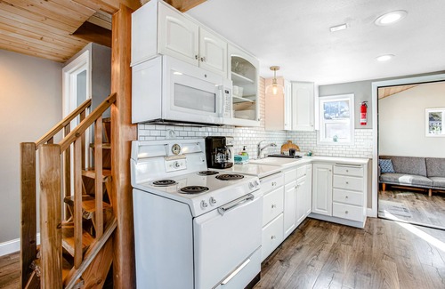 Lincoln City Casa | Adorable, dog-friendly hideaway w/ free WiFi, private washer/dryer, & firepit
