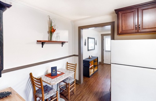 Springfield Casa | Adorable dog-friendly duplex near Main Street with full kitchen