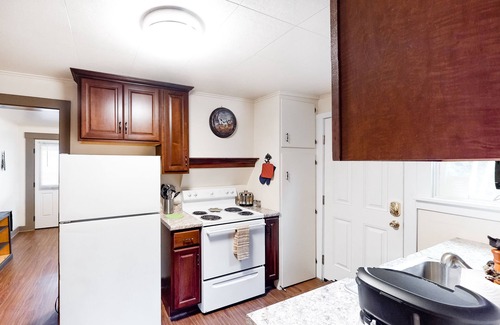 Springfield Casa | Adorable dog-friendly duplex near Main Street with full kitchen